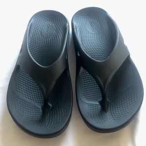 Oofos recovery sandals